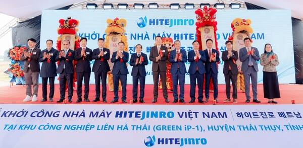 지난 5일 하이트진로 김인규 대표(왼쪽에서 여덟 번째)와 해외사업본부 황정호 전무(왼쪽에서 열한 번째), 정성훈 진로소주 베트남 법인장(왼쪽에서 네 번째), 응우옌 칵 탄(Nguyen Khac Than) 타이빈성 서기장(왼쪽에서 열 번째), 응우옌 마잉 흥(Nguyen Manh Hung) 타이빈성 성장(왼쪽에서 여섯 번째)을 비롯한 관계자들이 하이트진로 베트남 공장 착공식에서 기념사진을 촬영하고 있다. /하이트진로