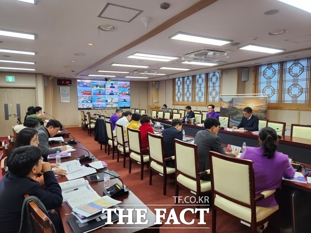 신안군이 지난 4일 1004섬 정원의 체계적 관리와 축제 준비 현황 점검을 위한 제11회 정원관리부서장 협력 회의를 진행하고 있다. /신안군