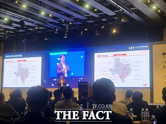 이우현 OCI홀딩스 회장이 트럼프 2기 출범에 따른 영향을 두고 개인적으로 사업하기 훨씬 좋을 것으로 본다며 폴리실리콘 소재 사업에는 호재로 작용하고,태양광 사업에도 큰 타격은 없을 것이라고 전망했다. 이우현 OCI홀딩스 회장이 6일 오후 서울 중구 웨스틴조선호텔에서 열린 제3회 한국최고경영자포럼에서 특강을 하고 있다. /장혜승 기자