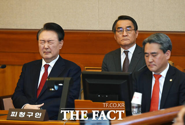 정치권에서는 이날 간담회를 두고 당 지지율 상승세에 한 몫 하고 있는 윤 대통령을 끊어내지 못하는 국민의힘의 딜레마가 고스란히 드러났다는 평가가 많다. 사진은 윤석열 대통령이 6일 오전 서울 종로구 헌법재판소 대심판정에서 열린 탄핵심판 6차 변론기일에 출석, 눈을 질끈 감고 있는 모습. /사진공동취재단