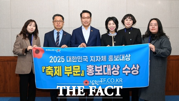 왼쪽부터 홍보팀 손은경 주무관, 김재연 자치행정국장, 최경식 남원시장, 홍미선 홍보전산과장, 조은영 홍보팀장, 정은정 주무관. /남원시