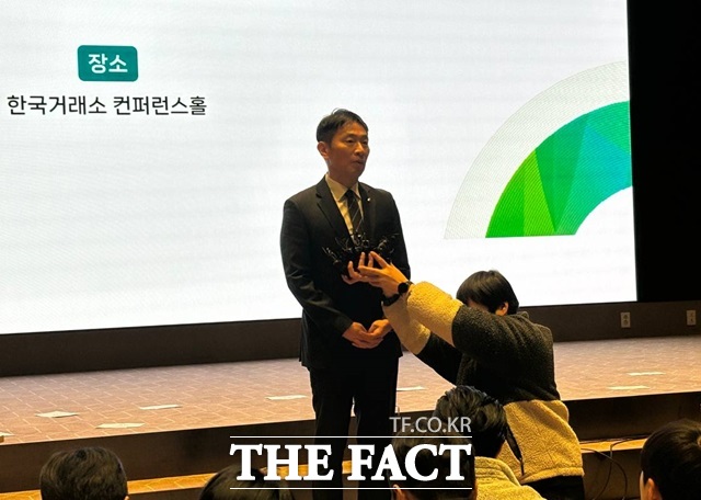 6일 이복현 금융감독원장이 서울 여의도 한국거래소에서 열린 한국 증시 활성화를 위한 열린 토론 행사를 마친 뒤 기자들과 만나 이재용 삼성전자 회장이 항소심에서도 무죄가 선고된 것에 대해 공소 제기를 담당했던 사람으로서 국민께 사과드린다고 밝혔다. /이라진 기자