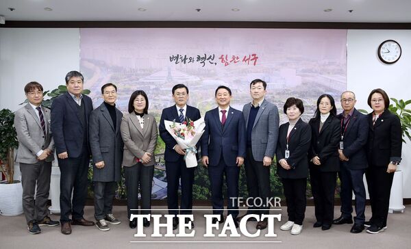 대전 서구는 지난 3일 자로 제19대 김낙철 부구청장(사진 왼쪽부터 다섯 번째)이 취임해 공식 업무에 들어갔다고 6일 밝혔다./대전 서구
