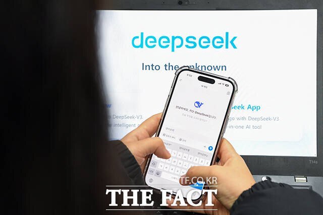 중국의 생성형 인공지능(AI) 딥시크(DeepSeek)의 과도한 사용자 정보 수집과 개인정보 유출 문제가 제기된 가운데 해외 주요 국가에 이어 한국 정부도 접속 차단에 나섰다. /장윤석 기자