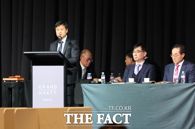 박기덕 고려아연 대표이사가 지난달 23일 서울 용산구 그랜드하얏트 서울에서 열린 고려아연 임시 주주총회에서 개회를 선언하고 있다. /서예원 기자