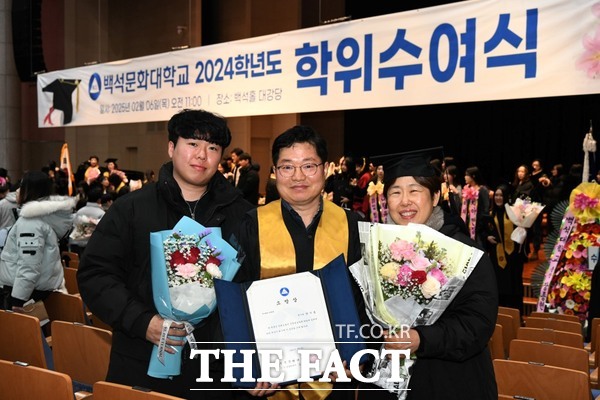 6일 백석문화대 전기과 한기동 씨가 학위수여식 후 가족들과 기념촬영을 하고 있다. /백석문화대