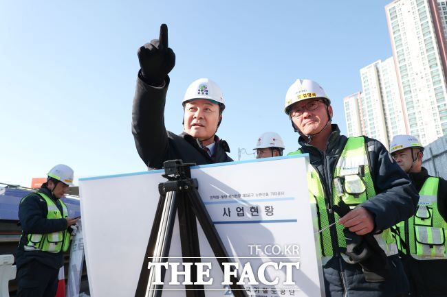 김성제 의왕시장이 인동선·월판선 지하철 공사 현장을 방문·점검했다./의왕시