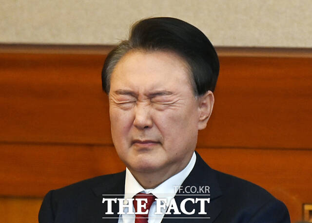 윤석열 대통령이 6일 오전 서울 종로구 헌법재판소 대심판정에서 열린 탄핵심판 6차 변론기일에 출석, 눈을 질끈 감고 있다. /사진공동취재단