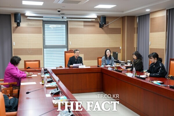 6일 아산시의회 관계자가 아산시의회 윤리심사자문위원 제1차 회의를 개최하고 있다. /아산시의회