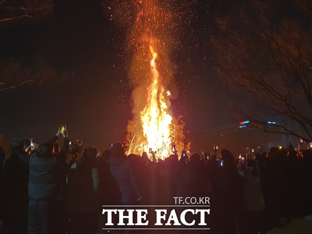 광주 광산구가 오는 11일 쌍암공원 일원에서 정월대보름 행사를 개최한다. 사진은 지난해 달집태우기 행사 장면./광산구