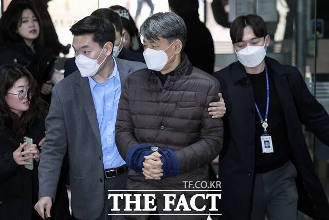 12·3 비상계엄 선포 당시 윤석열 대통령의 지시를 받고 국회를 봉쇄한 혐의로 재판에 넘겨진 조지호 경찰청장과 김봉식 서울경찰청장이 첫 재판에서 혐의를 부인했다. 조지호 경찰청장이 지난해 12월13일 서울 서초구 서울중앙지방법원에서 열린 12·3 비상계엄 사태에 동조한 혐의 관련 영장실질심사(구속 전 피의자 심문)에 출석하고 있다. /뉴시스