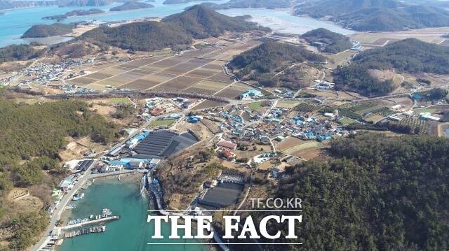 완도군이 고금면 가교리 주민들의 숙원 사업이었던 ‘농어촌 마을 하수도 정비 사업’을 마무리했다. 사진은 고금면 가교리 전경. /완도군