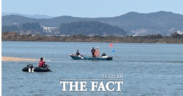 남면 몽산포 인근 안목도에서 지난달 30일 고립된 관광객을 태안 해경이 구조를 하고 있는 모습./ 태안해양경찰서.