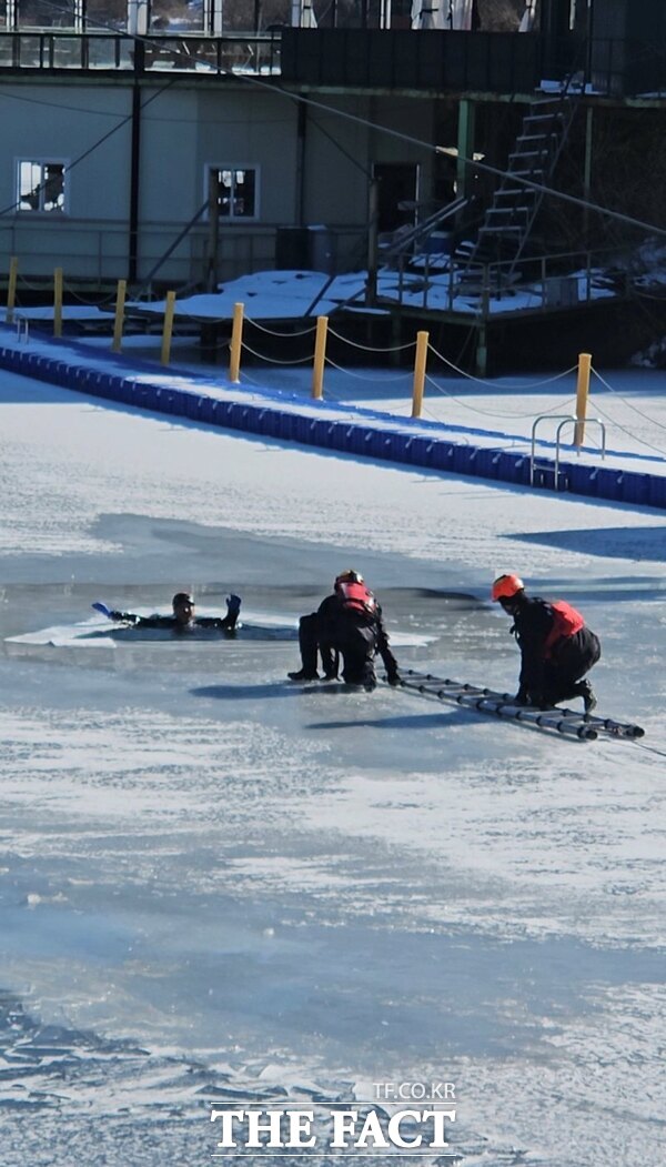 6일 천안동남소방서 관계자들이 문암저수지에서 겨울철 수난 사고에 대비한 동계 수난구조 특별훈련을 실시하고 있다. /천안동남소방서