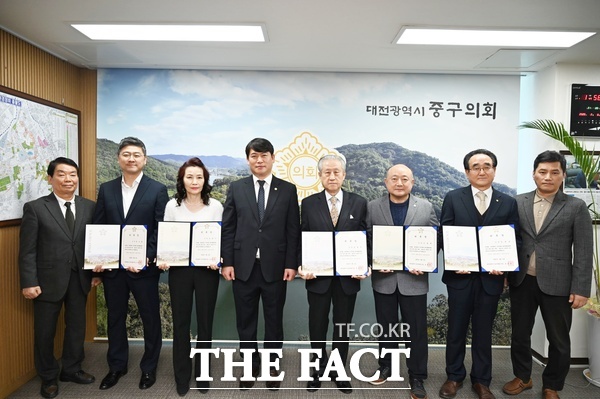 대전 중구의회가 6일 5명의 민간위원으로 구성된 윤리심사자문위원 위촉식을 개최하고 신규 위원들에게 위촉장을 수여했다./대전 중구의회