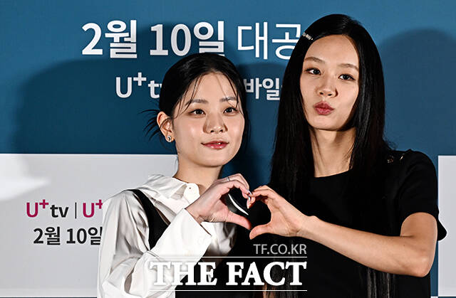 배우 이혜리(오른쪽)와 정수빈이 6일 오후 서울 용산 CGV에서 열린 STUDIO X+U 드라마 선의의 경쟁 기자간담회에 참석해 포토타임을 갖고 있다. /임영무 기자