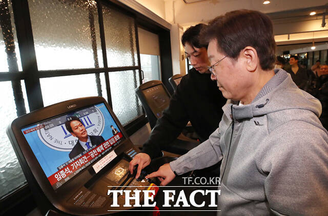 임종석 전 청와대 비서실장은 6일 이재명 더불어민주당 대표와 친명계를 향해 이재명이 아니어도 정권교체는 흔들림이 없어야 한다며  이재명 혼자 모든 걸 잘할 수는 없다. 지지층만 보고 가겠다는 인식은 태극기 집회와 보수 유튜브를 국민 여론으로 착각하는 것과 많이 다르지 않다고 비판했다. /더팩트 DB