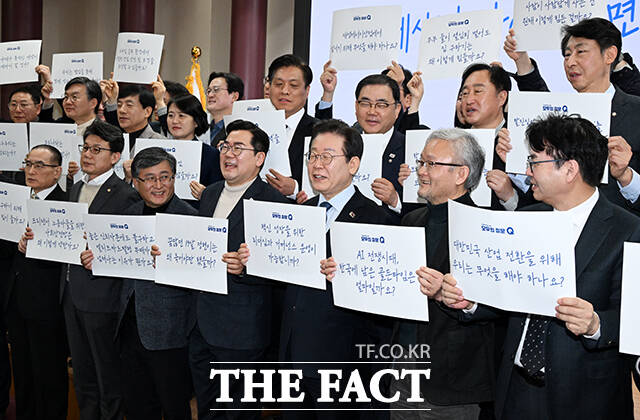 이재명 더불어민주당 대표가 7일 오전 서울 여의도 국회 의원회관에서 열린 모두의 질문Q 출범식에 참석해 기념사진 촬영을 하고 있다. /배정한 기자