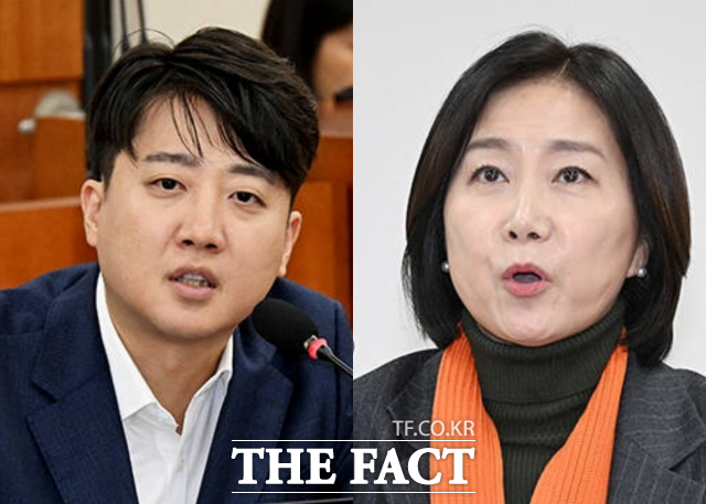 허은아 개혁신당 대표(오른쪽)가 7일 국회에서 열린 최고위원회의에서 한동훈 전 국민의힘 대표의 나이를 거론했던 이준석 의원의 언행을 두고 쌍팔년도 이야기라고 지적했다. /배정한·박헌우 기자