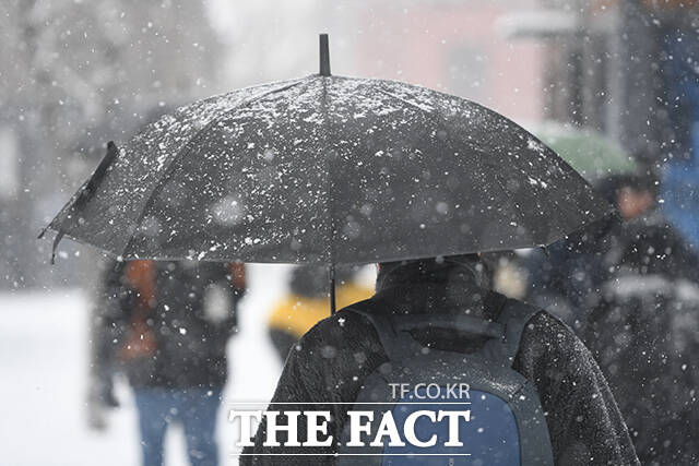 서울과 경기 등 수도권과 강원권, 충청권, 경상권, 전라권 등 전국 대부분 지역에서 7일 대설주의보가 내려졌다. 짧은 시간 급격히 눈이 쌓이면서 퇴근길 교통 혼잡이나 시설물 붕괴 등 피해가 우려된다. 사진은 지난 6일 대설주의보가 발령된 6일 오후 서울 은평구 구파발역 인근 시민들이 발걸음을 재촉하고 있는 모습. /장윤석 기자