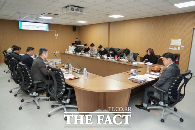 서천군이 청년들의 지역 정착과 생활 안정을 위한 2025년 청년정책위원회 정기회의를 진행하고 있다. /서천군