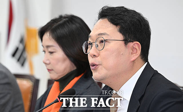 천하람 개혁신당 원내대표(오른쪽)가 13일 오전 서울 여의도 국회에서 열린 최고위원회의에 참석해 모두발언을 하고 있다. /국회=박헌우 기자