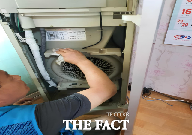 경기도 취약가구 에어컨 청소 지원사업 현장 사진./경기도