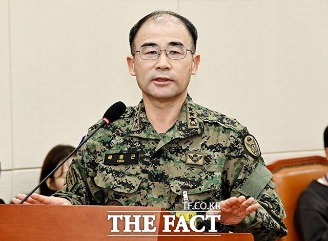 곽종근 전 특수전사령관은 6일 헌법재판소 대심판정에서 열린 윤 대통령 6차 탄핵심판 변론기일에서 윤 대통령이 데리고 나오라고 한 사람들이 국회의원들이 맞느냐는 질문에 정확히 맞다고 말했다. /배정한 기자