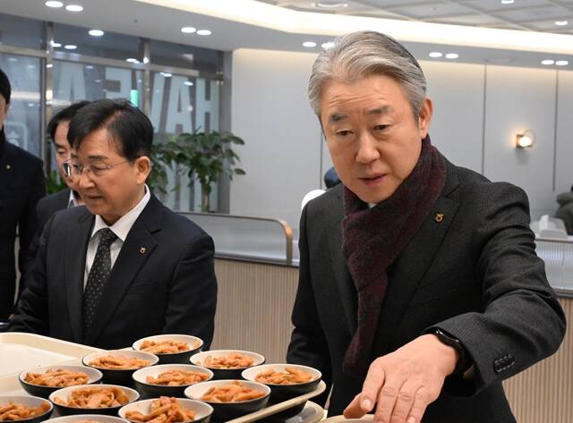 강호동 농협중앙회 회장(오른쪽)이 송춘수 NH농협손해보험 대표(왼쪽)와 함께 서울 서대문구에 소재한 NH농협손해보험 본사 구내식당에서 오찬을 먹기 위해 배식을 받고 있다. /NH농협손해보험