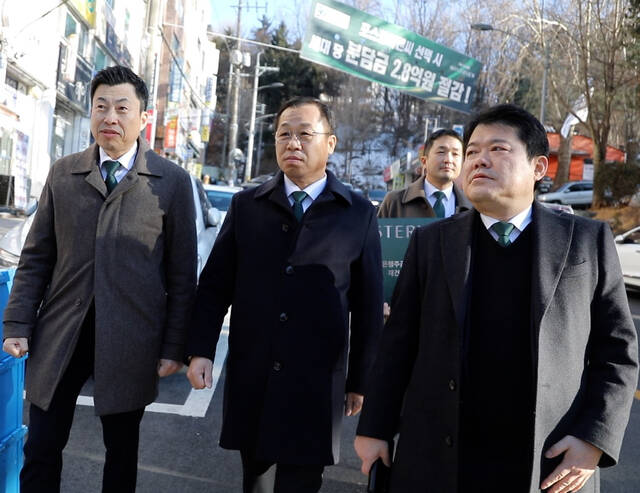 지난해 말 취임한 정희민 대표(가운데)가 주택통으로 꼽히는 만큼 도시정비사업 등 주택사업이 탄력을 받을 것으로 기대된다. 사진은 정 대표가 지난 4일 성남 은행주공 재건축 현장을 찾은 모습. /포스코이앤씨