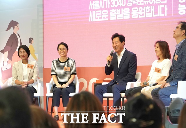 2023년 우먼업페어 행사에서 우먼업프로젝트 참여자와 경력단절 후 재취업, 저출생 등에 대해 토크 콘서트를 진행하고 있는 오세훈 시장./서울시