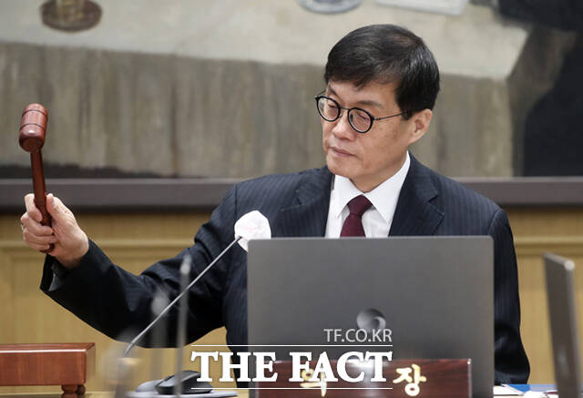 이창용 한국은행 총재가 이달 기준금리 인하가 기정사실이 아니며, 환율 상황에 따라서 언제든 판단이 뒤집힐 수 있다는 뜻을 밝혔다. /더팩트 DB