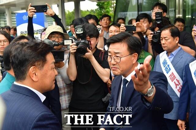 지난해 7월, 김관영 도지사가 도민과의 대화를 위해 완주군을 방문했으나, 완주·전주 통합을 반대하는 완주군의회와 주민들의 거센 항의에 부딪혀 결국 발길을 돌렸다. /더팩트DB