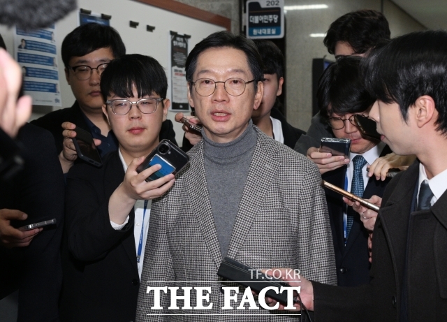 더불어민주당에 복당한 김경수 전 경남지사는 저의 복당이 우리 당이 더 큰 민주당으로 가는 작은 계기가 되길 바란다라고 7일 밝혔다. 드루킹 사건으로 당에 부담을 준 점에 대해선 사과했다. /박헌우 기자