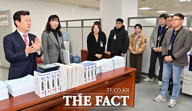 조규일 진주시장이 합동설계단을 방문해 직원들을 격려하고 있다. /진주시