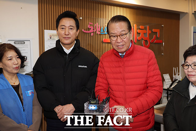 설 명절 민생안정지원 현장방문에 나선 권영세 국민의힘 비상대책위원장과 오세훈 서울시장이 지난달 24일 서울 용산구 서울역쪽방촌 온기창고를 방문해 발언하고 있다./서울시
