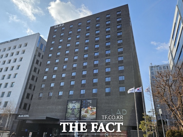글래드호텔을 운영하는 DL그룹이 실적이 우상향하고 있는 호텔 사업 매각을 추진하고 있어 그 배경에 관심이 쏠린다. 사진은 서울시 여의도 글래드호텔여의도 전경. /우지수 기자