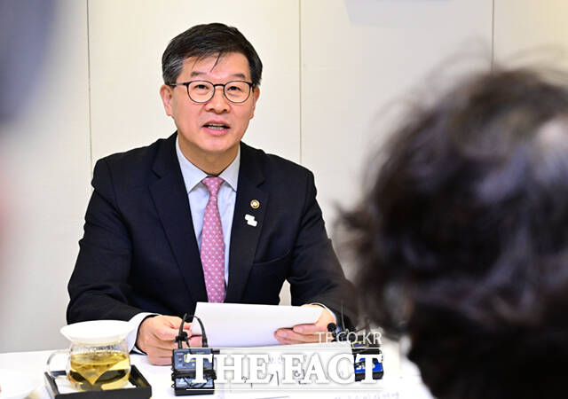 이기일 보건복지부 1차관이 7일 오후 서울 종로구 컨퍼런스하우스 달개비에서 열린 노인연령 전문가 간담회에 참석해 모두발언하고 있다.