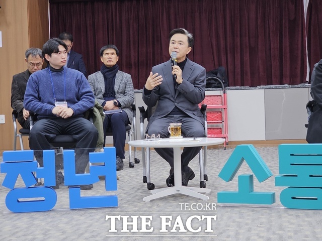 김태흠 충남도지사가 7일 도청 대회의실에서 열린 4기 충남도 청년네트워크 발개식에서 도의 청년정책을 설명하는 시간을 갖고 있다. /이정석 기자