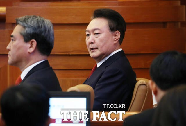 윤석열 대통령이 지난 4일 서울 종로구 헌법재판소에서 열린 자신에 대한 탄핵심판 변론에서 실제 아무런 일도 일어나지 않았는데 지시를 했니 받았니 하는 얘기들이 마치 호수 위에 떠있는 달그림자 같은 걸 쫓는 느낌이라고 말했다. /사진공동취재단