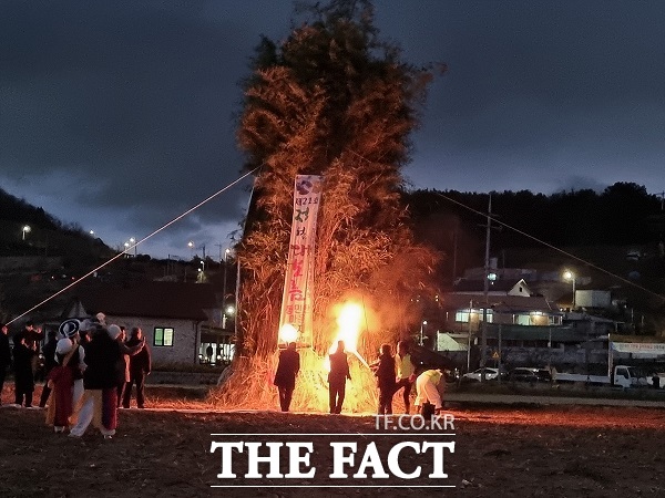 2024년 여수시 묘도동 정월대보름 전통 민속놀이 달집태우기 행사 장면./여수시