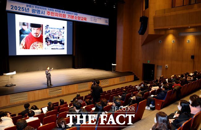 박승원 광명시장이 제3기 광명시 주민자치회 신규 위원들에게 기본소양교육을 하고 있다./광명시