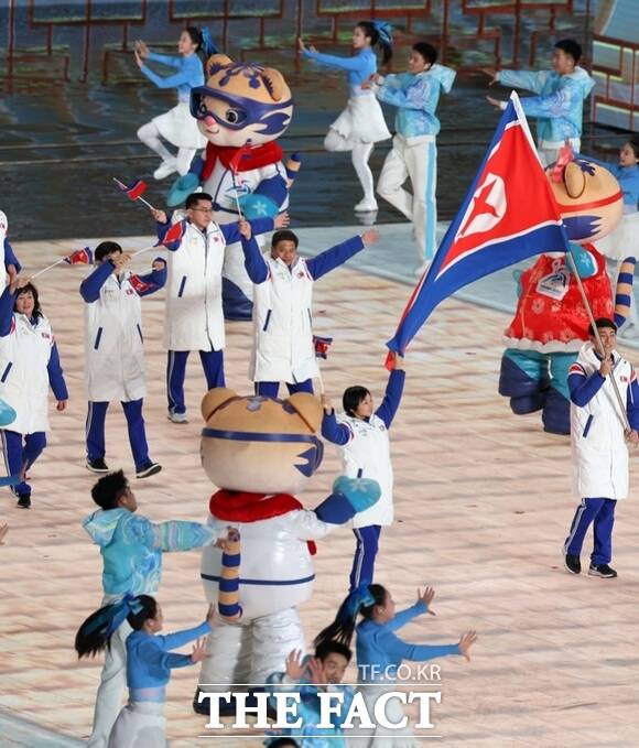 7일 오후 중국 하얼빈 국제 컨벤션 전시 스포츠센터에서 열린 제9회 하얼빈 동계아시안게임 개막식에서 북한 선수단이 입장하고 있다. /하얼빈=뉴시스