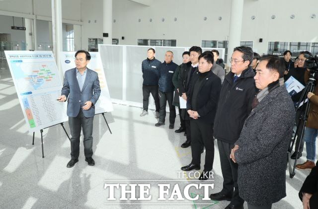 정장선 평택시장이 평택항 국제여객터미널 정상화 위한 현장점검을 진행하고 있다./평택시