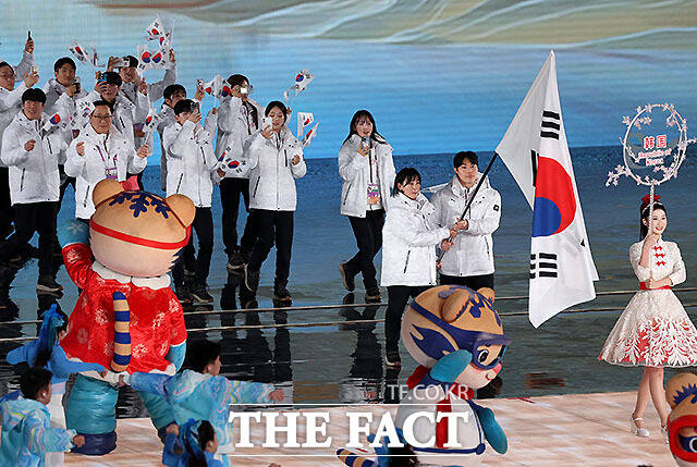 7일 오후 중국 하얼빈 국제 컨벤션 전시 스포츠센터에서 열린 제9회 하얼빈 동계아시안게임 개막식에서 대한민국 선수단이 입장하고 있다. /하얼빈=뉴시스