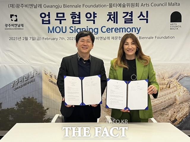 재단법인 광주비엔날레와 몰타예술위원회가 오는 2026년 제16회 광주비엔날레를 앞두고 상호 협력하기 위한 업무협약을 체결했다. 사진은 왼쪽부터 이상갑 광주비엔날레 대표이사 직무대행과 안나벨 스타발라 몰타예술위원회 국제문화관계 총괄 책임./광주비엔날레