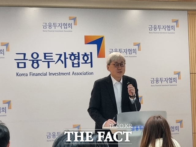 김영돈 넥스트레이드 본부장이 7일 서울 여의도 금융투자협회에서 열린 복수시장 출범 기자 설명회에서 대체거래소 출범에 따른 투자환경 변화 등에 대해 설명하고 있다. /이한림 기자