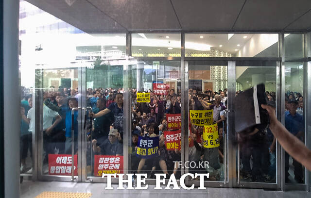 지난해 7월, 완주군민들이 완주·전주 통합 추진에 반대하며 김관영 도지사의 회의장 입장을 저지하고 있다. /이경선 기자