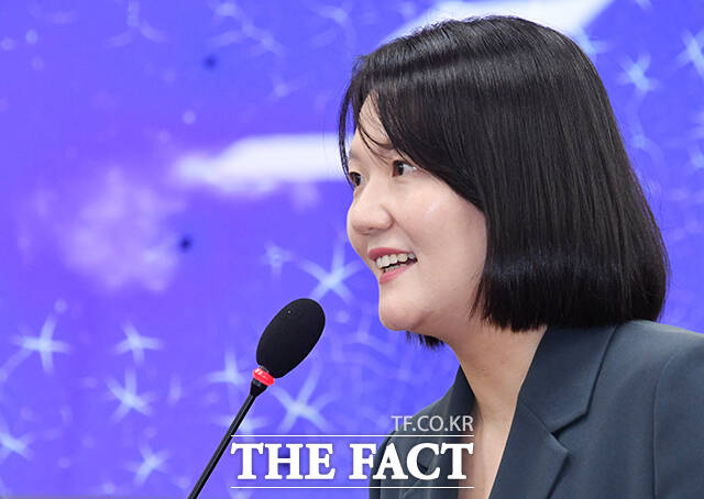 최수연 네이버 대표는 7일 컨퍼런스콜에서 올해는 AI 기술을 기반으로 검색, 커머스, 콘텐츠 등 다양한 프로덕트에 효과적으로 AI를 적용하고, 이를 통해 새로운 가치와 사업 기회를 창출하는 데 집중할 것이라고 강조했다. /배정한 기자