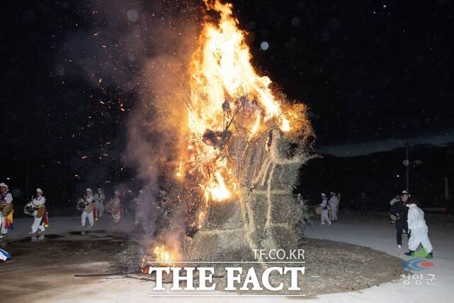 지난해 열린 청양정산동화제에서 동화불에 액운과 재앙을 태워 보내고 있다. /청양군